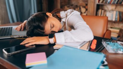 Jesienne zmęczenie i jego wpływ na wydajność — jak sobie z tym radzić?